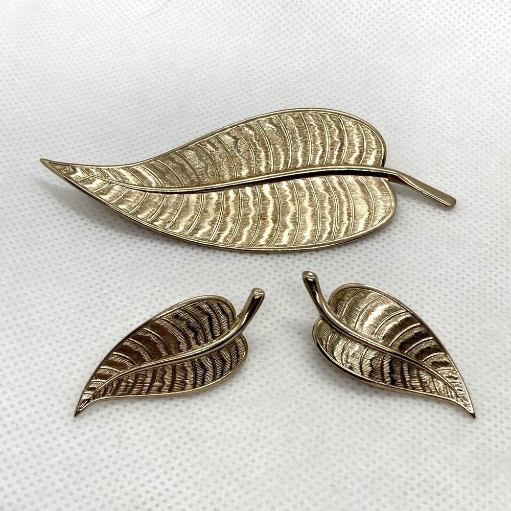 Vintage Bergere‎ Signed Brooch & Clip On Earrings Gold Tone Wavy Leaf Matching
